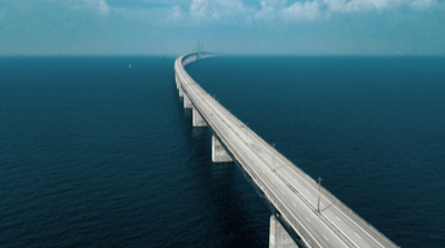 Flerfilig bro som reser sig över havet